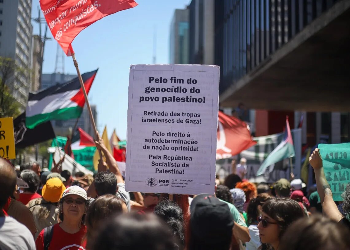 Brasileiros protestam contra o ataque de Israel à Flotilha Sumud