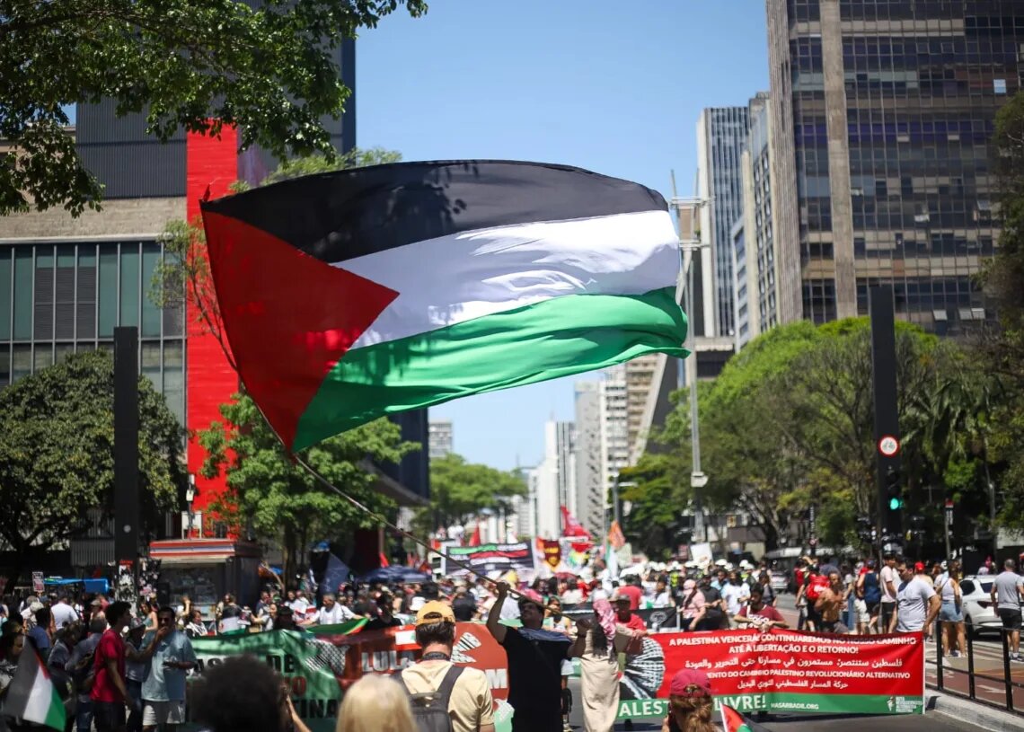 Brasileiros protestam contra o ataque de Israel à Flotilha Sumud