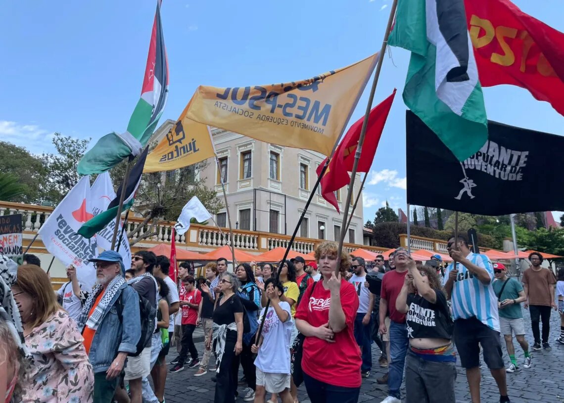 Brasileiros protestam contra o ataque de Israel à Flotilha Sumud