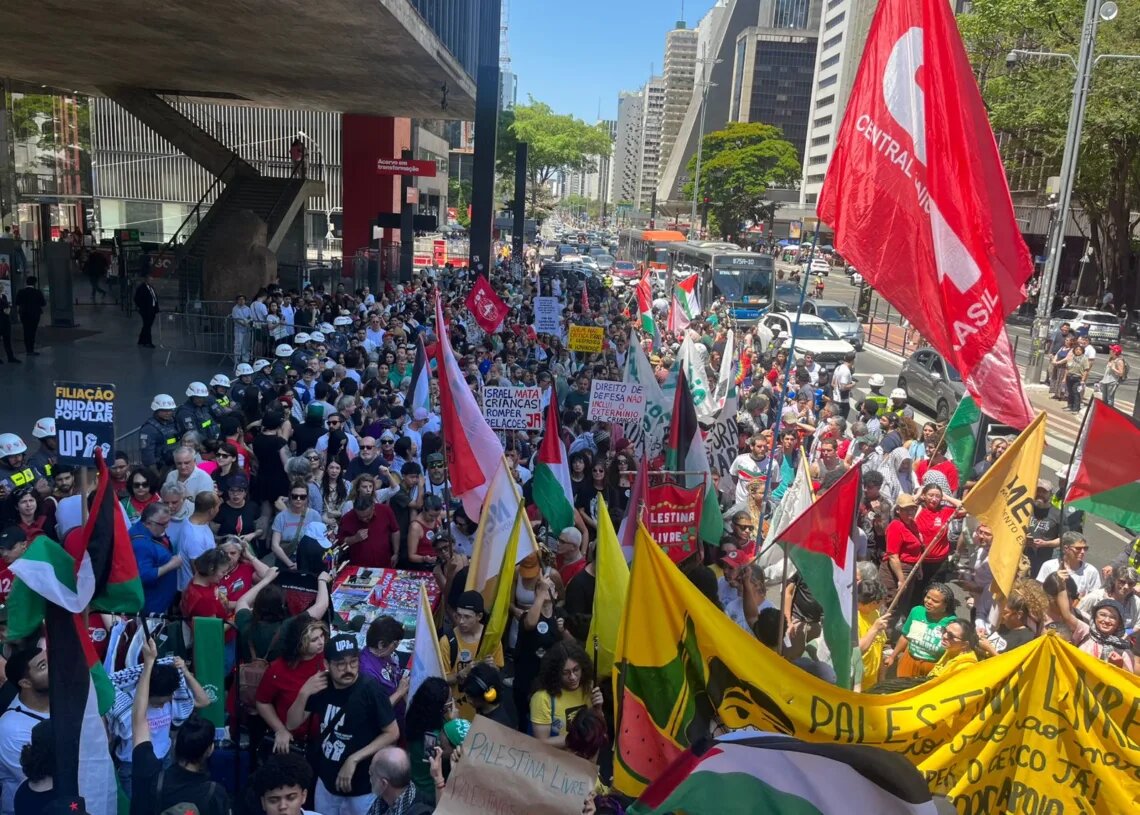 Brasileiros protestam contra o ataque de Israel à Flotilha Sumud