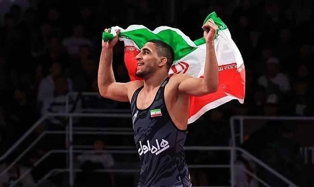 ویدیو | قهرمانان کُشتی، مدال‌هایشان را به موزه آستان قدس رضوی اهدا کردند