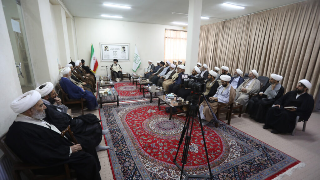 انتقاد آیتالله حسینی بوشهری از برخورد گزینشی رسانهها نسبت به روحانیت