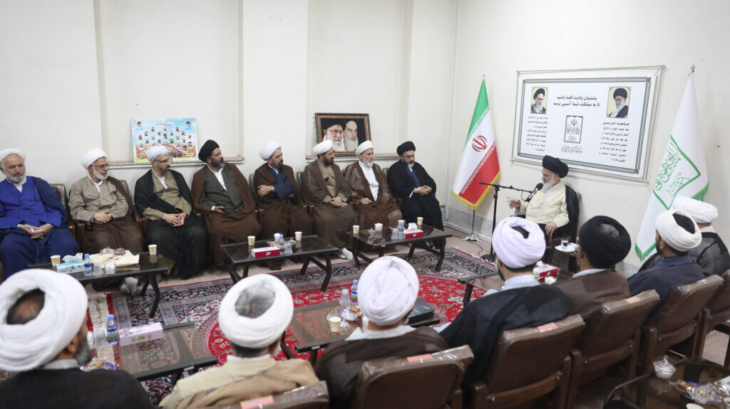 انتقاد آیتالله حسینی بوشهری از برخورد گزینشی رسانهها نسبت به روحانیت