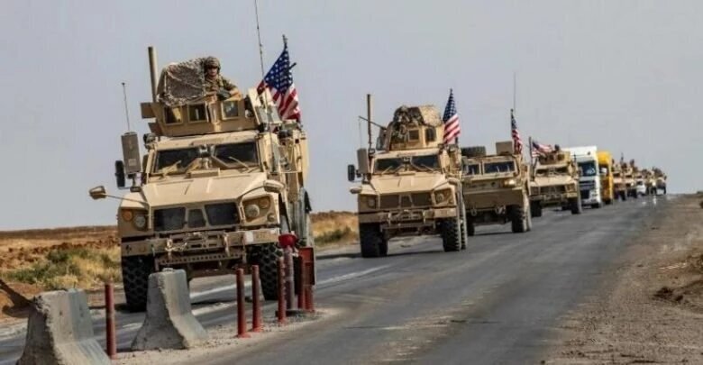 アメリカ軍の輸送隊がアル・ハリル基地からシリア国境へ移動