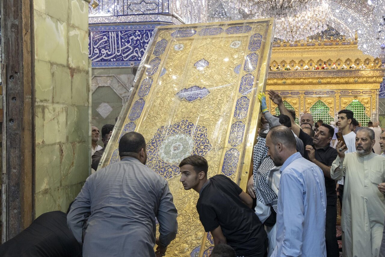 إعادة تركيب باب القبلة في مرقد العباس(س) بعد ترميمه وتذهيبه