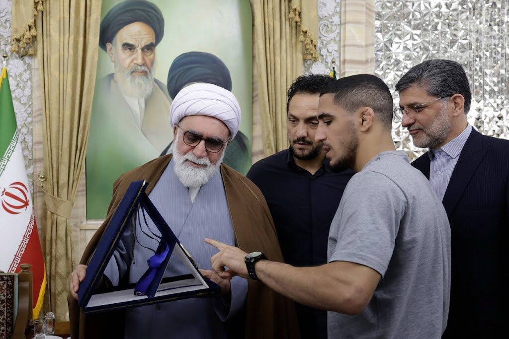 «رحمان عموزاد» مدال‌های طلای جهانی و نقره المپیک خود را به آستان قدس رضوی اهدا کرد