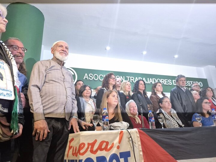 Informe fotográfico |  Reconocido clérigo chiíta argentino asiste a conferencia de prensa en Buenos Aires sobre la liberación de los detenidos de la Flotilla Sumud