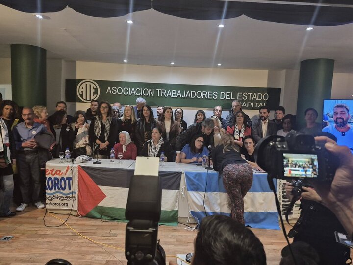 Informe fotográfico |  Reconocido clérigo chiíta argentino asiste a conferencia de prensa en Buenos Aires sobre la liberación de los detenidos de la Flotilla Sumud