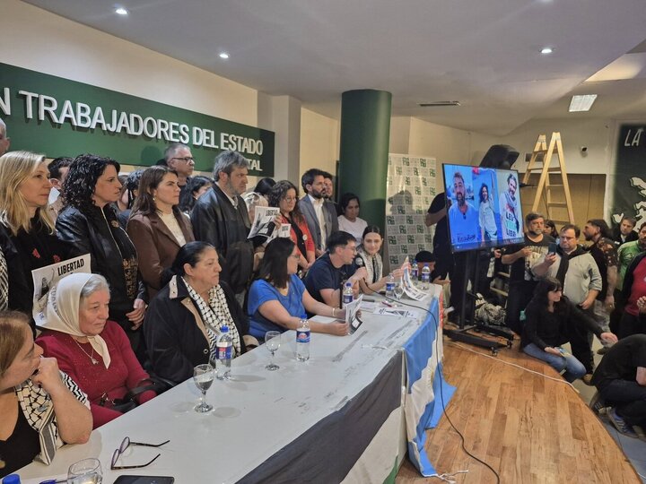 Informe fotográfico |  Reconocido clérigo chiíta argentino asiste a conferencia de prensa en Buenos Aires sobre la liberación de los detenidos de la Flotilla Sumud