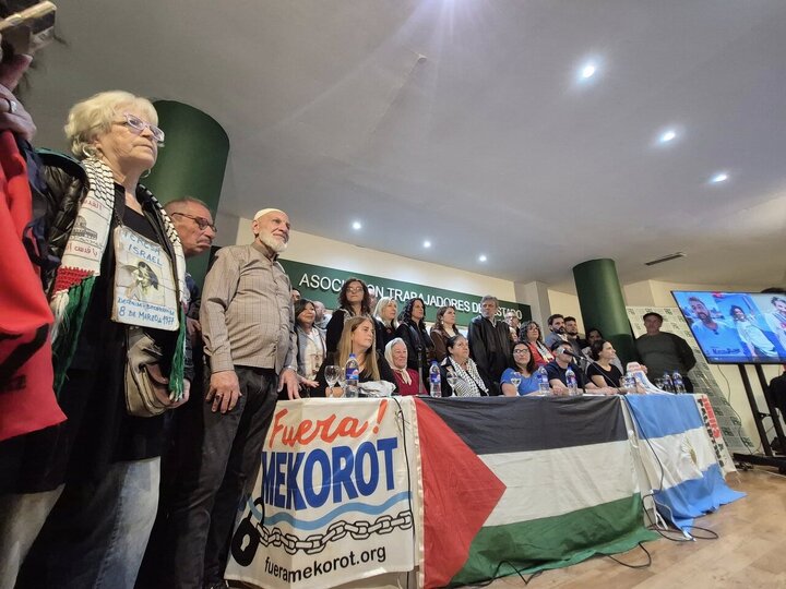 Informe fotográfico |  Reconocido clérigo chiíta argentino asiste a conferencia de prensa en Buenos Aires sobre la liberación de los detenidos de la Flotilla Sumud