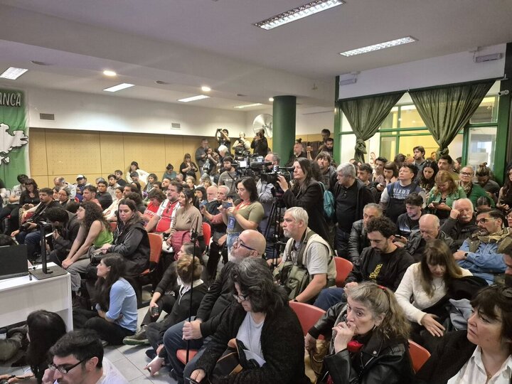 Informe fotográfico |  Reconocido clérigo chiíta argentino asiste a conferencia de prensa en Buenos Aires sobre la liberación de los detenidos de la Flotilla Sumud