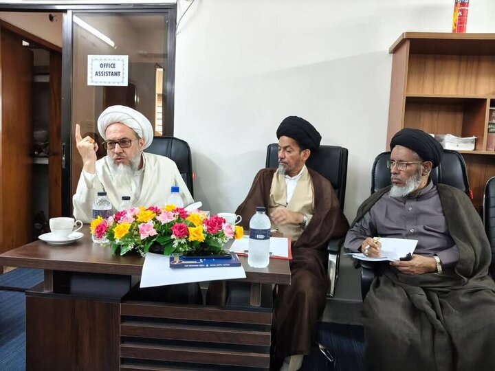 تقرير مصور/ انعقاد لقاء ودي بين ممثل قائد الثورة الاسلامية وعلماء الشيعة في بنغلاديش حول تعزيز الوحدة الاسلامية