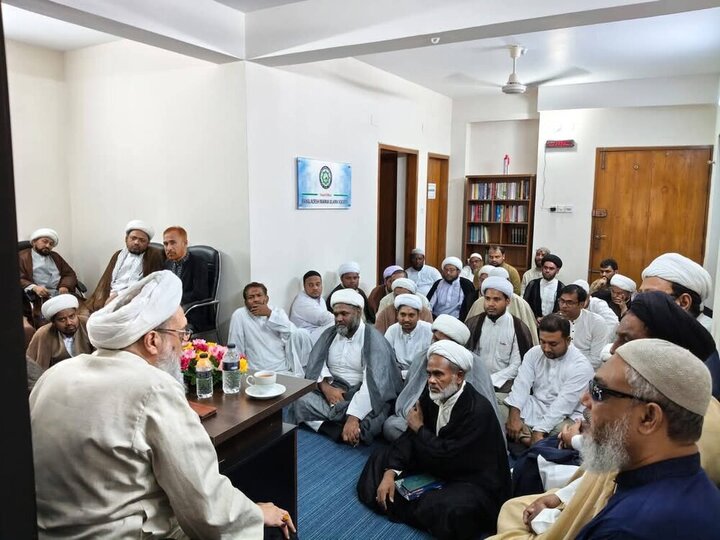 تقرير مصور/ انعقاد لقاء ودي بين ممثل قائد الثورة الاسلامية وعلماء الشيعة في بنغلاديش حول تعزيز الوحدة الاسلامية