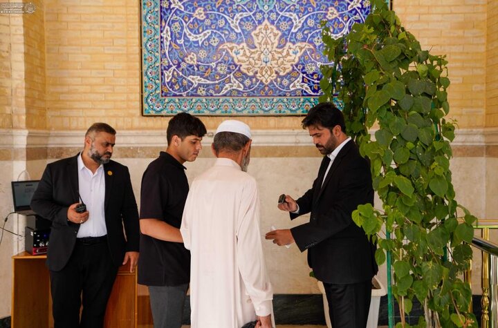 تقرير مصور/ العتبة العلوية المقدَّسة تعتمدُ النظام الإلكترونيَّ في توزيع بطاقات التبرك لمضيف أمير المؤمنين (ع)