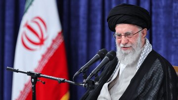 نماز کی تعلیم و ترویج کے لئے جدید وسائل کو بروئے کار لایا جائے، امام خامنہ ای