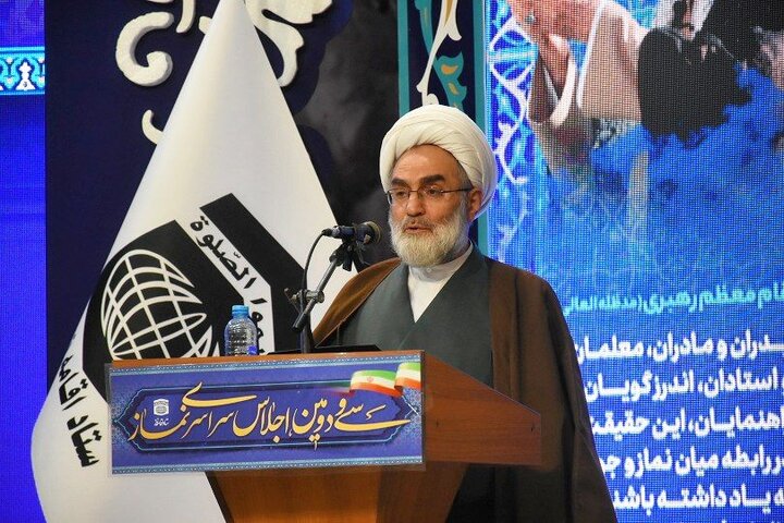 نماز انسان را در همه ابعاد زندگی بیمه می‌کند