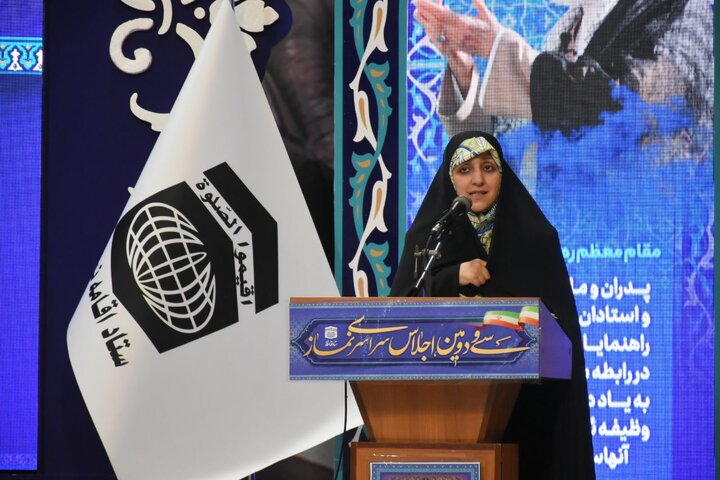 لزوم بازگشت به ارزش‌های خانوادگی در پرتو نماز / نماز گفت‌وگوی روزانه انسان با منبع بی‌پایان معناست