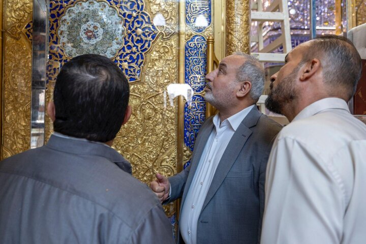 قسم صناعة الشبابيك يواصل أعمال تثبيت باب قبلة حرم أبي الفضل العباس (ع)