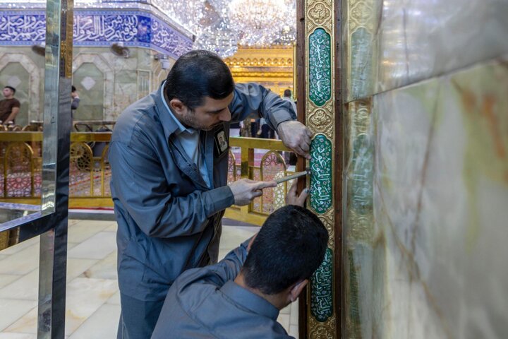 قسم صناعة الشبابيك يواصل أعمال تثبيت باب قبلة حرم أبي الفضل العباس (ع)