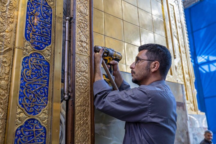 قسم صناعة الشبابيك يواصل أعمال تثبيت باب قبلة حرم أبي الفضل العباس (ع)