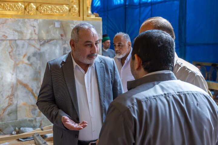 قسم صناعة الشبابيك يواصل أعمال تثبيت باب قبلة حرم أبي الفضل العباس (ع)