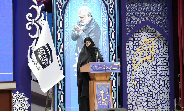 نماز، استواری و ثبات قدم می‌بخشد/ شهدا با نماز به قله رسیدند