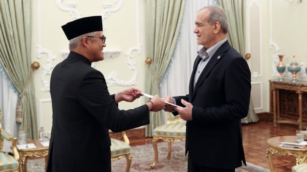 Iran President urges unity among Islamic nations to confront common adversaries