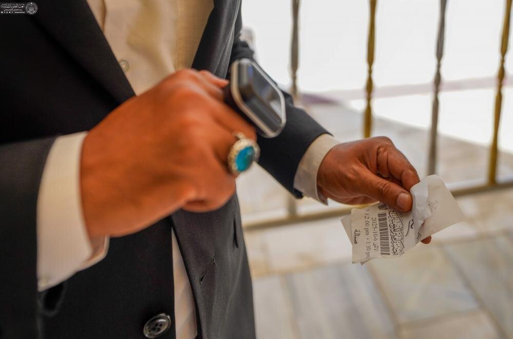 العتبة العلوية المقدَّسة تعتمدُ النظام الإلكترونيَّ في توزيع بطاقات التبرك للمضيف