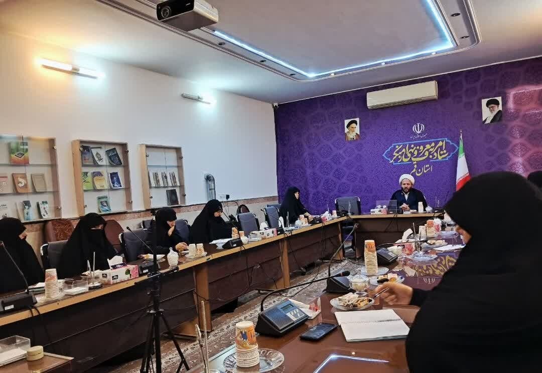 نشست فرهنگیان و بازنشستگان آموزش و پرورش قم با محوریت همکاری‌های فرهنگی و تربیتی در ستاد امر به معروف