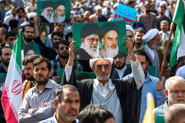 পবিত্র কোম শহরে  "বেশারাতে নাসর" বিজয়ের সুসংবাদ নামে পদযাত্রা।