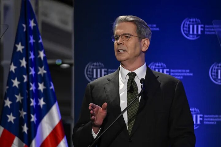 آمریکا ۱۰۰ فرد و نهاد را به‌دلیل خرید نفت ایران تحریم کرد