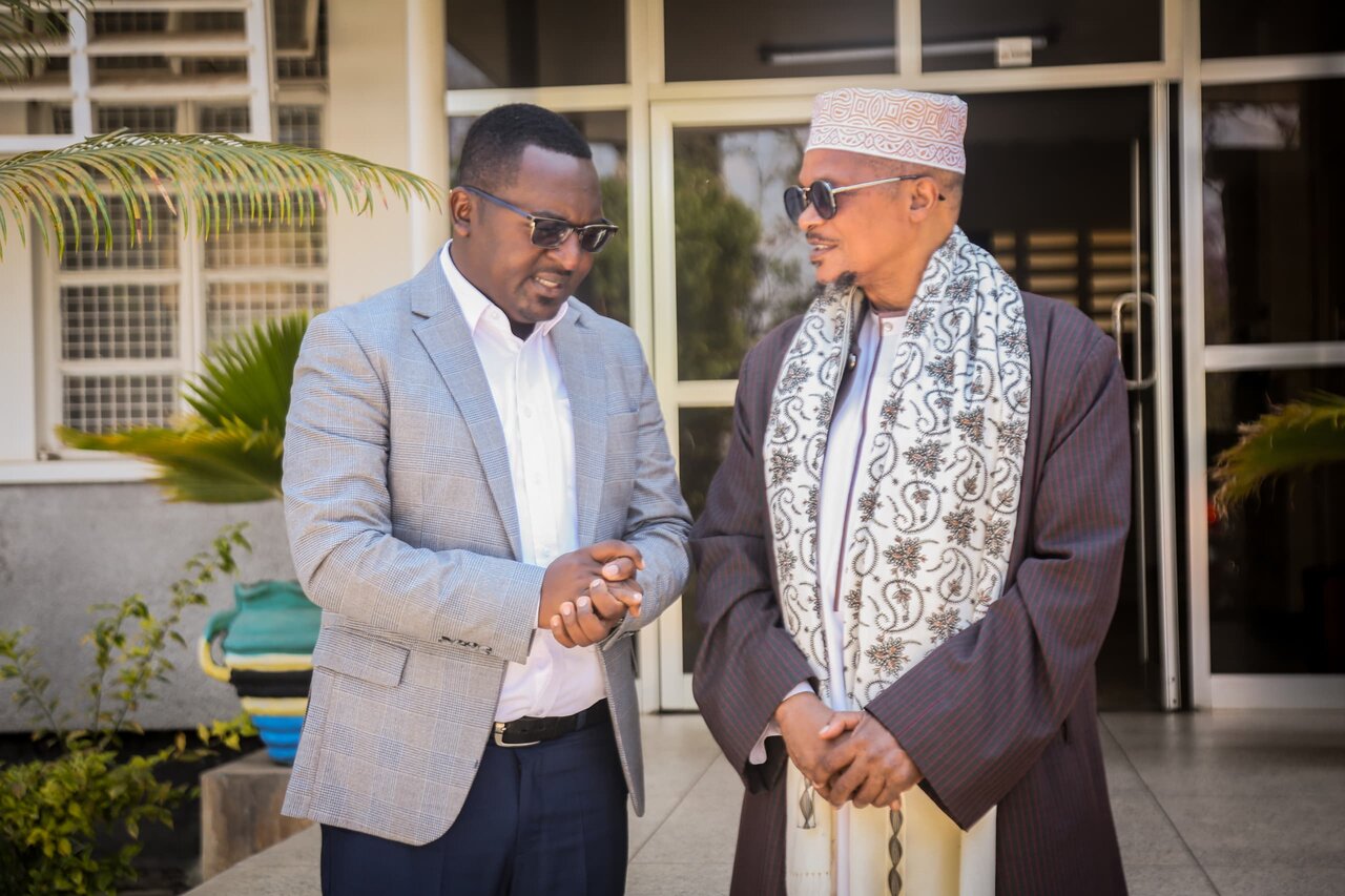 Mufti Mkuu Sheikh Dkt. Abubakar Zubair akutana na Mkuu wa Mkoa wa Iringa na kujadili kuhusu njia za Kuimarisha Maadili na Ucha Mungu katika Jamii