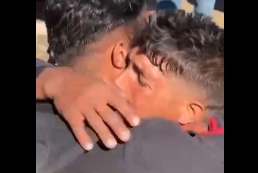 Video | Dua Beradik Kembar Bersatu Semula di Runtuhan Gaza Utara