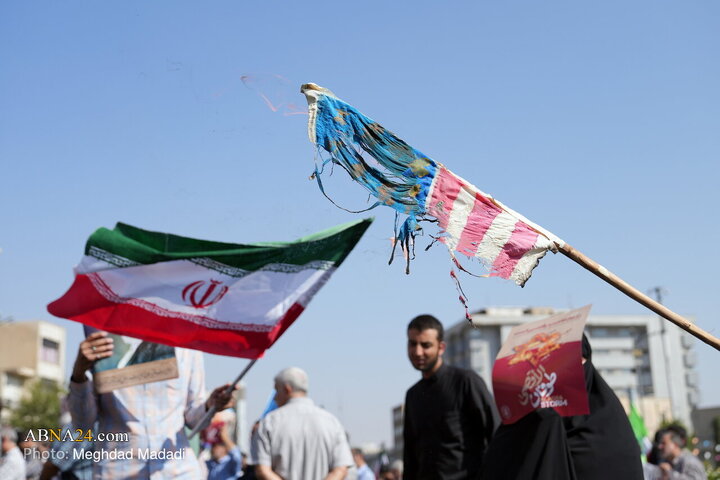در حاشیه راهپیمایی «بشارت نصر» در حمایت از ملت مقاوم و قهرمان فلسطین جمعه ۱۸ مهر به مناسبت دومین سالگرد عملیات طوفان الاقصی در مقابل دانشگاه تهران یکی از شرکت کنندگان پرچم آمریکا را به آتش کشیده است.