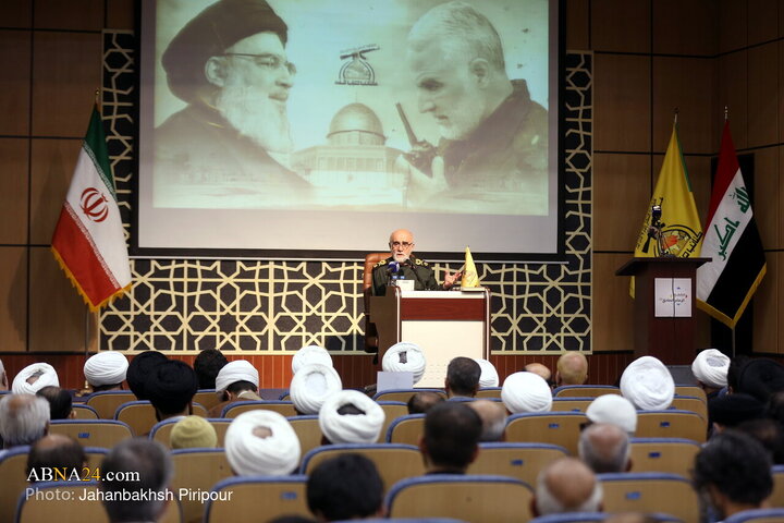 سردار حسن رستگارپناه، از فرماندهان دوران هشت سال دفاع مقدس، در مراسم سالروز بزرگداشت سید مقاومت، شهید سید حسن نصرالله، که از سوی مقاومت اسلامی کتائب حزب‌الله عراق در مجمع امام صادق(ع) شهر مقدس قم برگزار شد، در حال سخنرانی است.