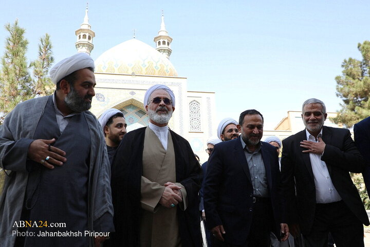 آیت‌الله علیرضا اعرافی، مدیر حوزه‌های علمیه کشور، مجید قلی‌زاده، مدیرعامل خبرگزاری تسنیم، و حمیدرضا مقدم‌فر، مشاور رسانه‌ای فرمانده کل سپاه، برای حضور در آیین رونمایی از صفحه حوزه و روحانیت خبرگزاری تسنیم، وارد سالن همایش‌های مدرسه معصومیه قم می‌شوند.