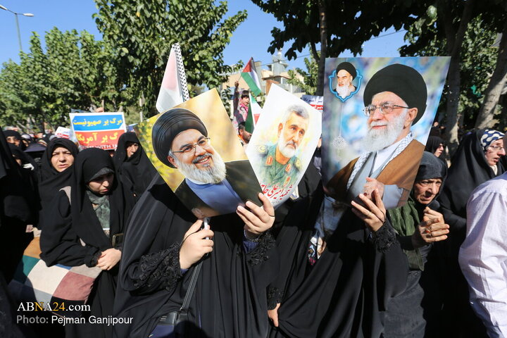 در حاشیه راهپیمایی «بشارت نصر» در اصفهان، شماری از بانوان با در دست داشتن تصاویری از حضرت آیت‌الله العظمی خامنه‌ای، رهبر معظم انقلاب اسلامی، سید حسن نصرالله و شهید حاجی‌زاده در جمع راهپیمایان حضور دارند.