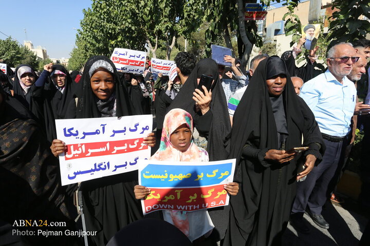 بانوان و کودکان غیرایرانی در راهپیمایی «بشارت نصر» در اصفهان، با پوسترهایی در دست که بر آن نوشته شده بود «مرگ بر آمریکا»، «مرگ بر اسرائیل» و «مرگ بر انگلیس»، هم‌صدا با مردم ایران فریاد مقاومت سر دادند.