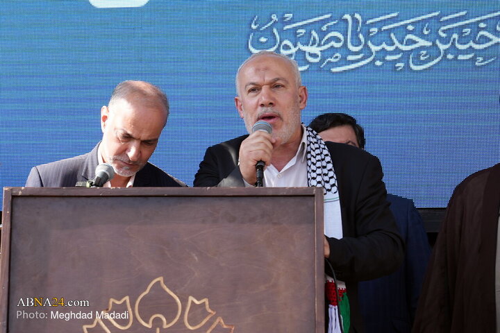 ناصر ابوشریف، نماینده جنبش جهاد اسلامی فلسطین در ایران در جمع شرکت کنندگان در راهپیمایی «بشارت نصر» تهران در حمایت از ملت مقاوم و قهرمان فلسطین سخنرانی می‌کند.