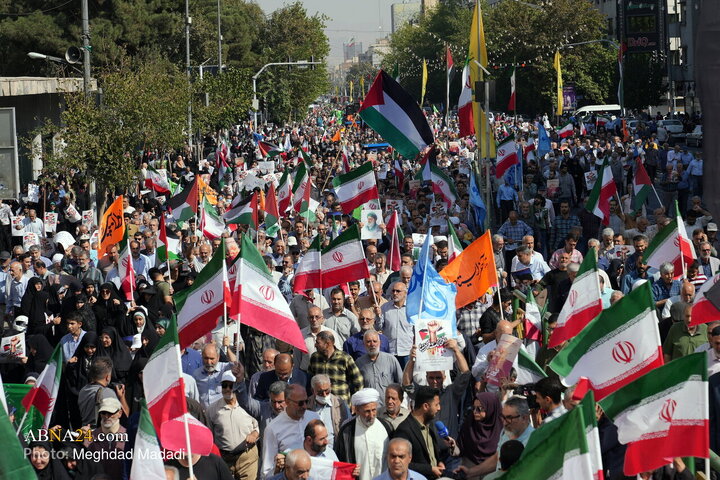 مردم تهران پس از نماز عبادی سیاسی جمعه، در راهپیمایی «بشارت نصر» به حمایت از ملت مقاوم و قهرمان فلسطین به مناسبت دومین سالگرد عملیات طوفان الاقصی، همزمان با سراسر کشور از دانشگاه تهران تا میدان انقلاب شرکت کردند.