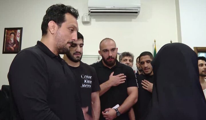 ویدئو | بوسه مربی تیم ملی کشتی بر چادر مادر شهیدان زین‌الدین در افتتاحیه سینمایی «مجنون»