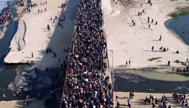 Hundreds of thousands of displaced Palestinians begin returning to Gaza as ceasefire goes into effect