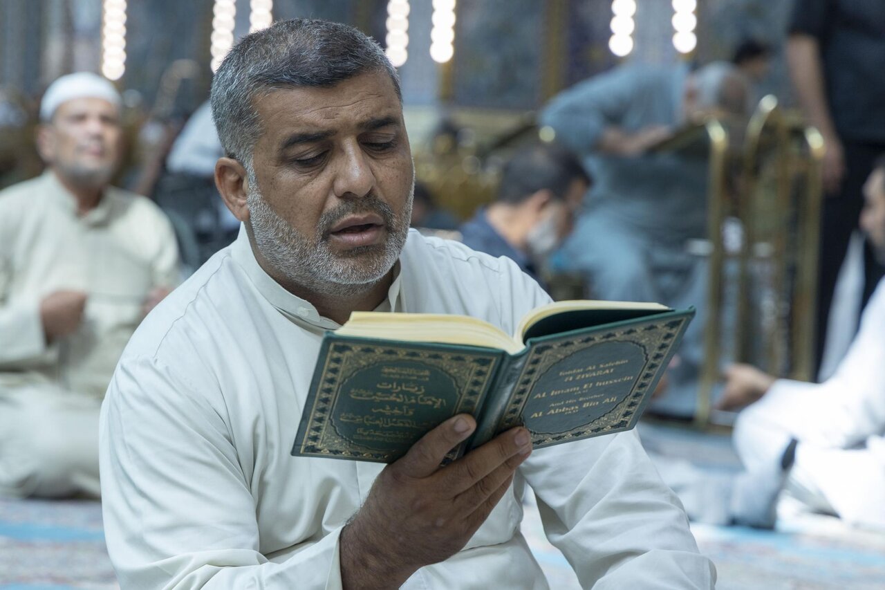 Visitors perform rituals of reciting Dua al-Nudbah at al-Abbas holy shrine (+Photos)