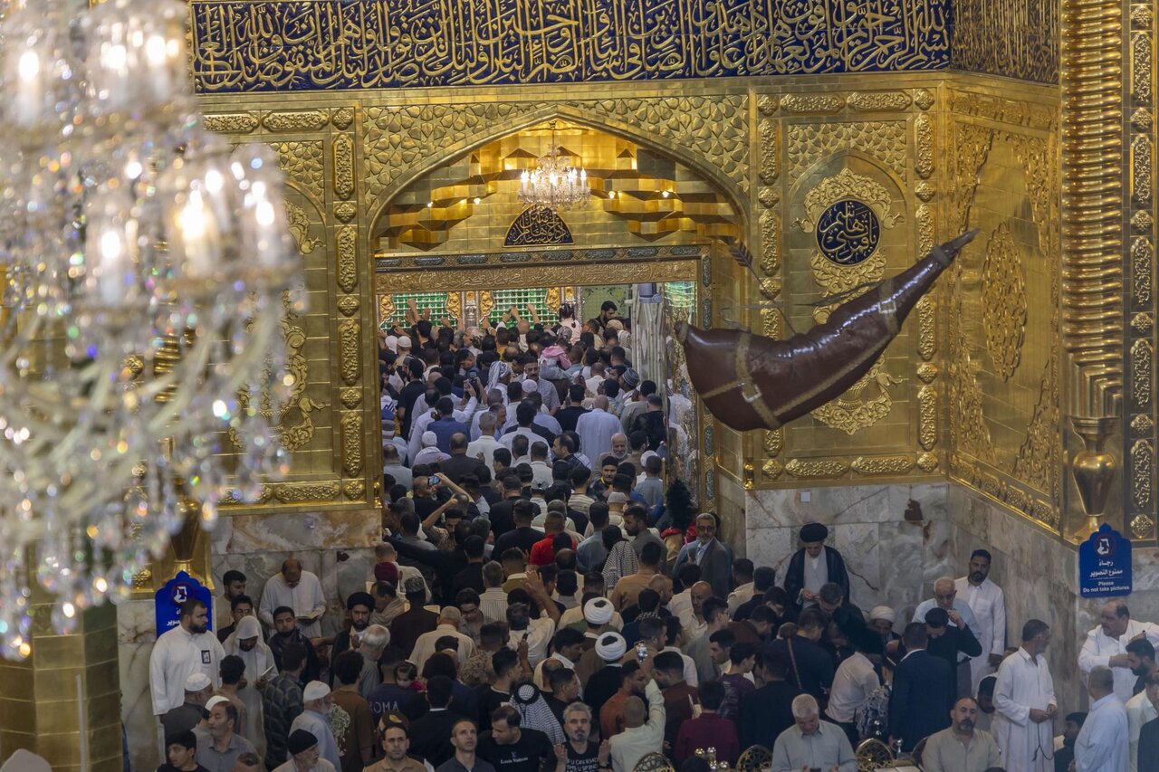 Crowds of visitors commemorate late Thursday night at shrine of Aba al-Fadl al-Abbas (+Photos)