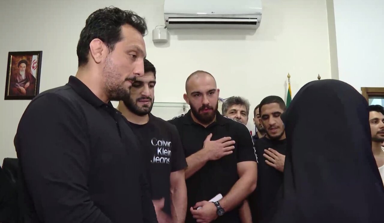 ویدئو | بوسه مربی تیم ملی کشتی بر چادر مادر شهیدان زین‌الدین در افتتاحیه سینمایی «مجنون»