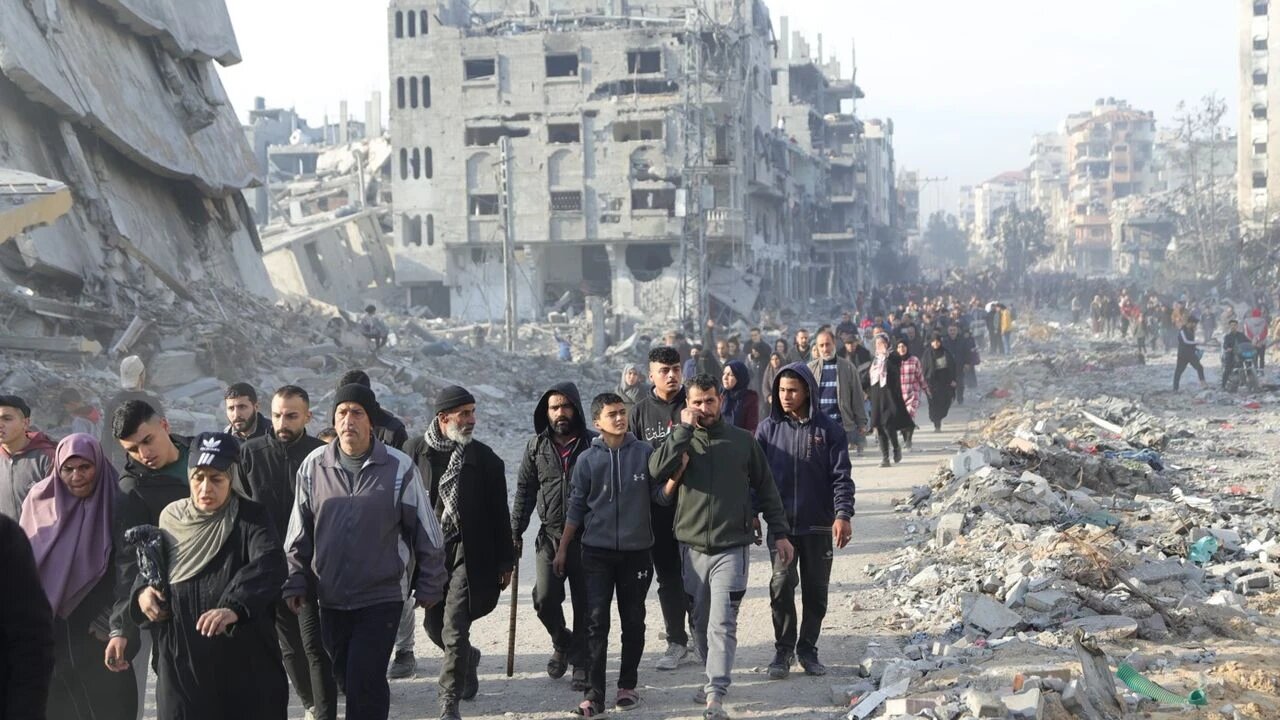 İşgalci İsrail'in çekildiği bölgelere Filistinliler dönmeye devam ediyor