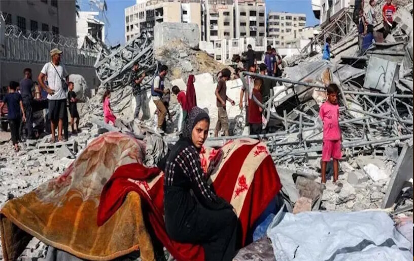 হাজারও ফিলিস্তিনি ধ্বংসস্তূপের নিচে প্রিয়জনদের ‘শেষ চিহ্ন’ খুঁজছেন ।