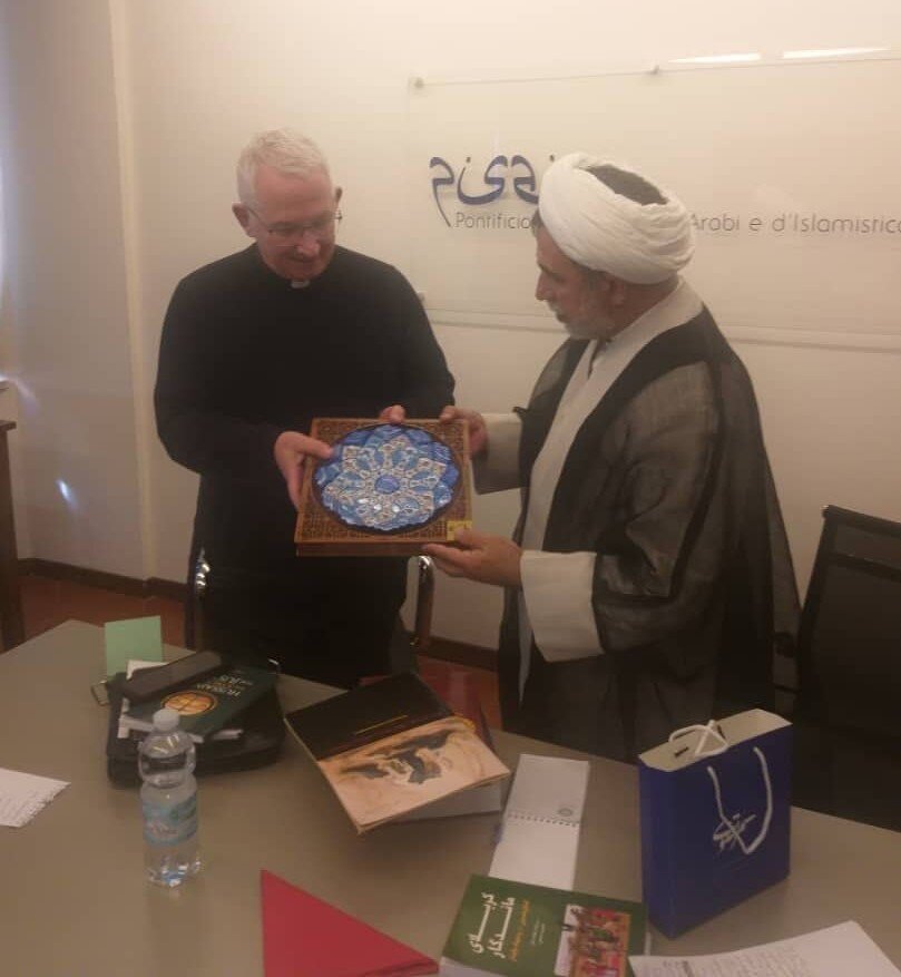 تقدير من «المؤسسة الدولية لعاشوراء» لعالِمٍ مسيحي بارز في الفاتيكان على أبحاثه حول عاشوراء