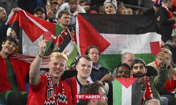 Gambar | Penyokong Norway Kibarkan Bendera Palestin, Tewaskan Israel 5-0