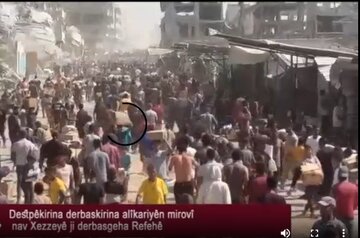 Destpêkirina derbaskirina alîkariyên mirovî nav Xezzeyê ji derbasgeha Refehê